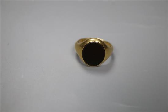 A 1920s 18ct gold and brown chalcedony? set oval signet ring, size M, gross 6.4 grams.